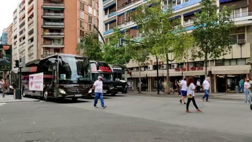 La protesta de trabajadores del autobús discrecional atraviesa Gran Vía