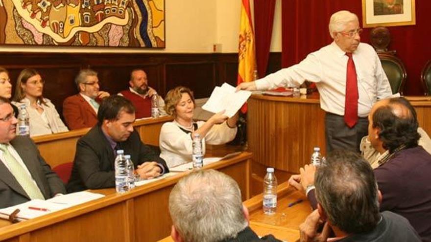 El alcalde entrega a la portavoz del PP papeles relativos al pantalán de Cesantes.  // De Arcos