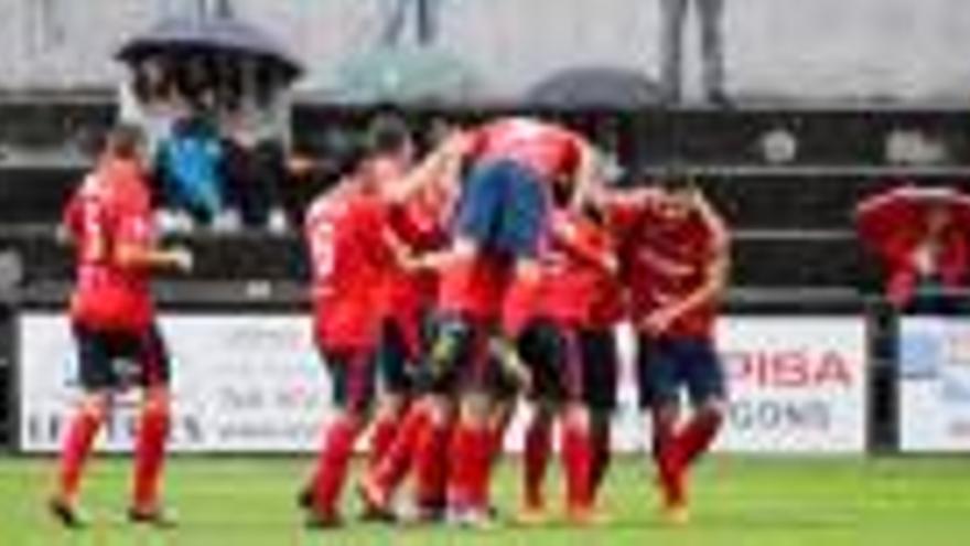 Els jugadors de l&#039;Olot celebren un dels quatre gols que ahir van marcar al Badalona.