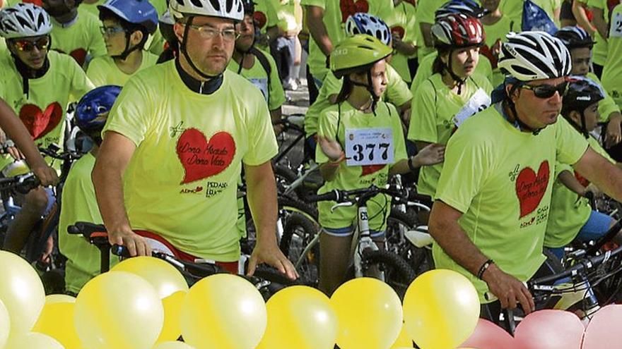 Los vecinos dedican una jornada festiva a luchar contra la leucemia