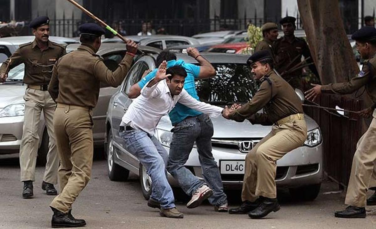 Soldats paramilitars peguen a uns activistes del partit Bharatiya Janata, durant una protesta a Nova Delhi. Els manifestants protestaven per l’increment dels preus dels productes essencials i contra la corrupció.