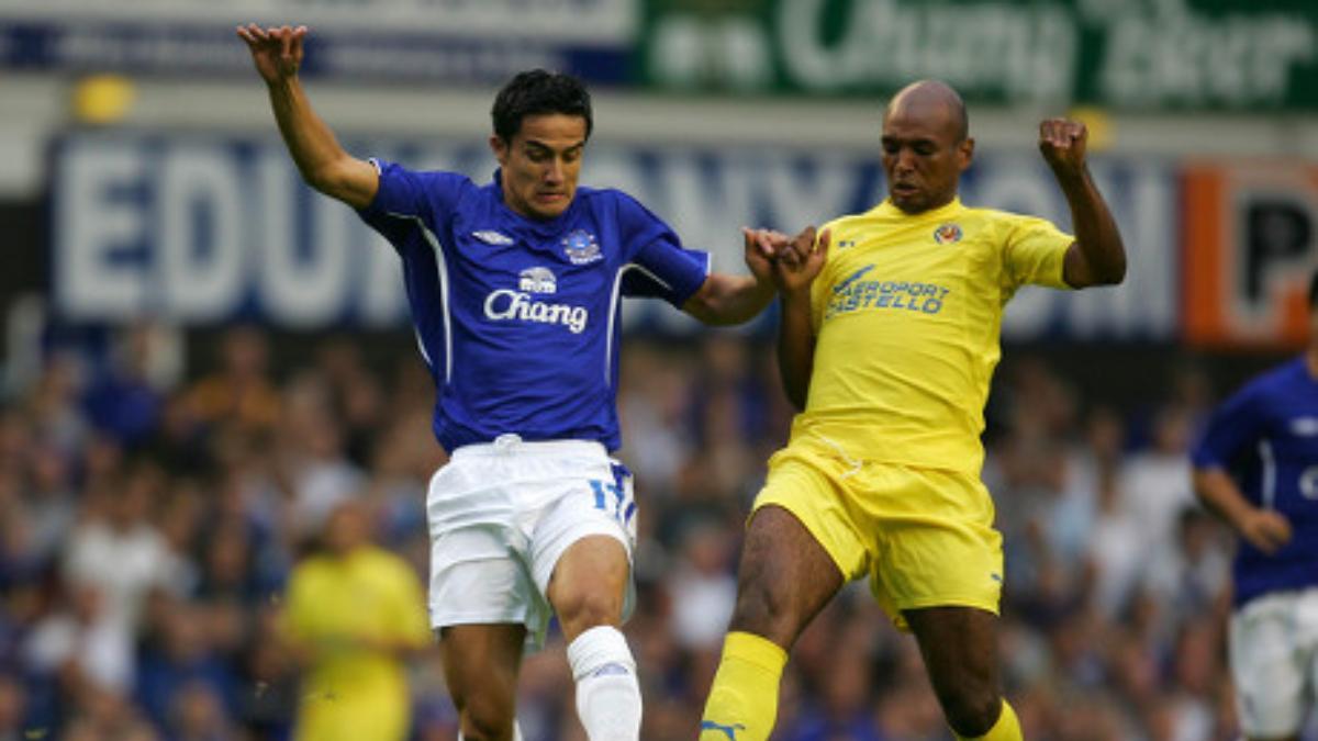 Tim Cahill y Marcos Senna en el duelo de la Champions