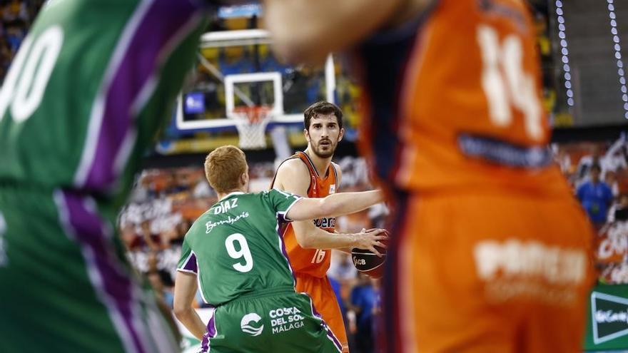 Alberto Díaz, defendiendo en una acción del partido.