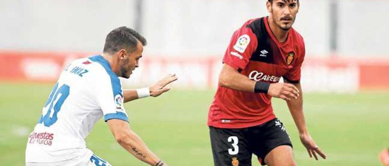 Joan Oriol pasa el balón en el partido de la anterior jornada ante el UCAM.