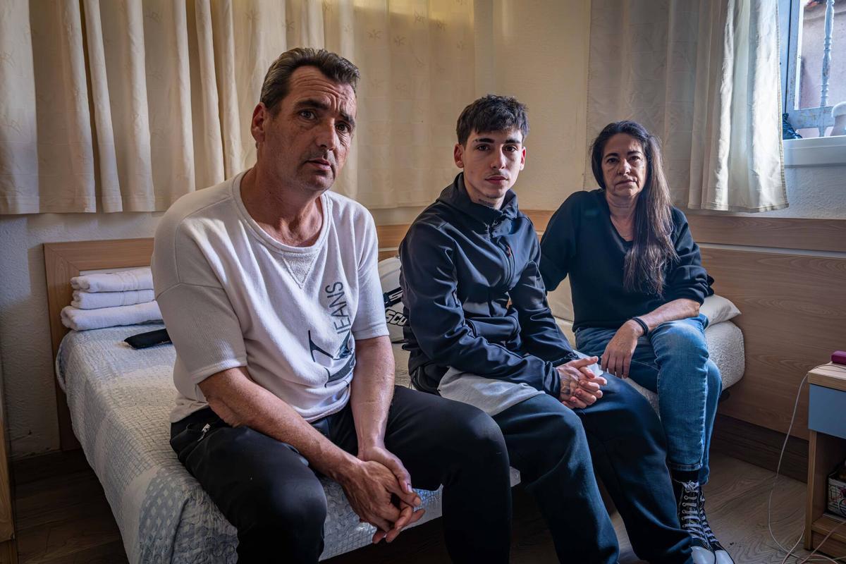 Barcelona, 18/03/2026 Cerdanyola. José Antonio Roncales y Nuria Márquez, mes y medio después de vivir en su coche pese a tener empleo (1.400 €/mes). Ahora residen en una pensión en Cerdanyola del Vallès, separados de su hijo. PALABRAS CLAVE: José Antonio Roncales, Nuria Márquez, precariedad, vivienda, sinhogarismo, coche, pensión, Cerdanyola del Vallès, trabajo, bajos ingresos, exclusión social, familia, separación familiar, hijo, crisis vivienda, España. AUTOR: MANU MITRU