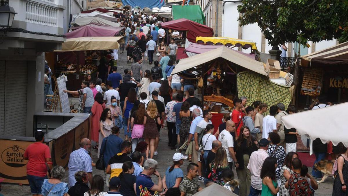 La Feira das Marabillas se despide tras retomar la tradición medieval