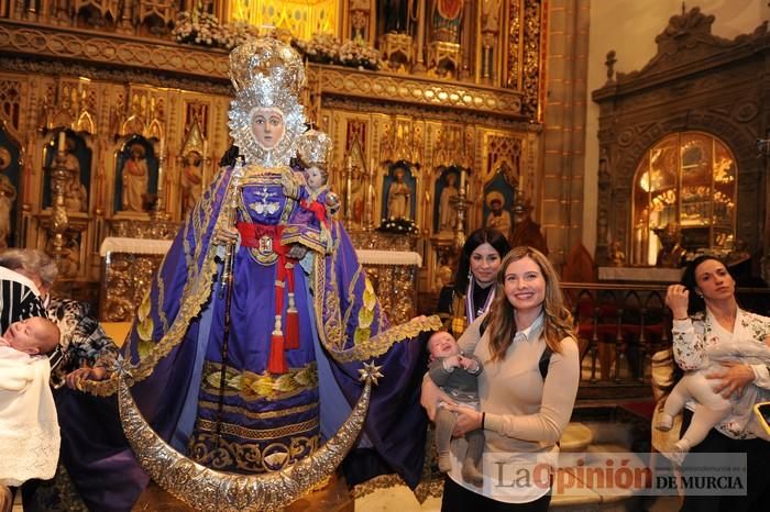 Los niños pasan por el manto de la Fuensanta