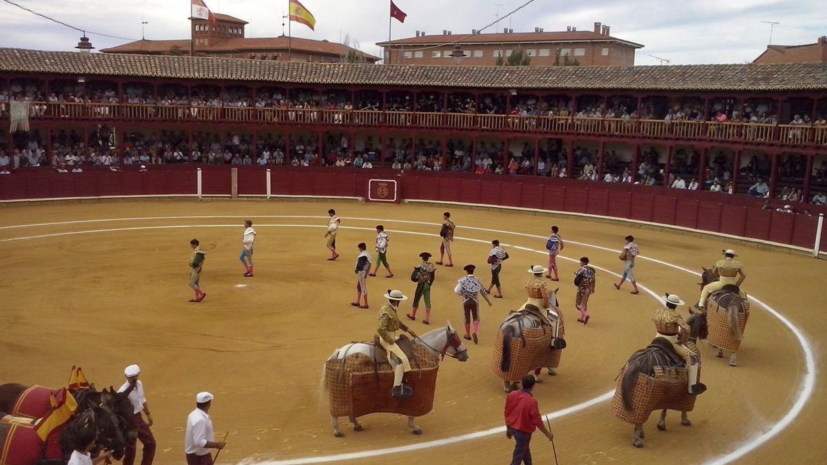 Paseíllo en la plaza de toros de Toro. | C. T.
