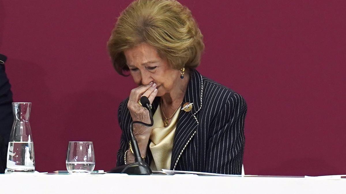 Reina Sofía llorando durante la entrega del premio rector honorífico.
