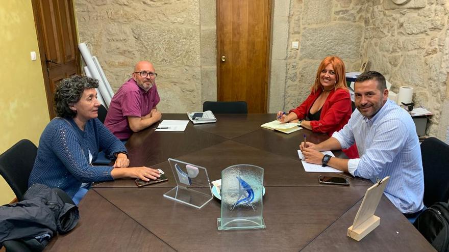 Representantes del Concello de Rianxo y de SEA, en un encuentro para hablar del polígono de Té.