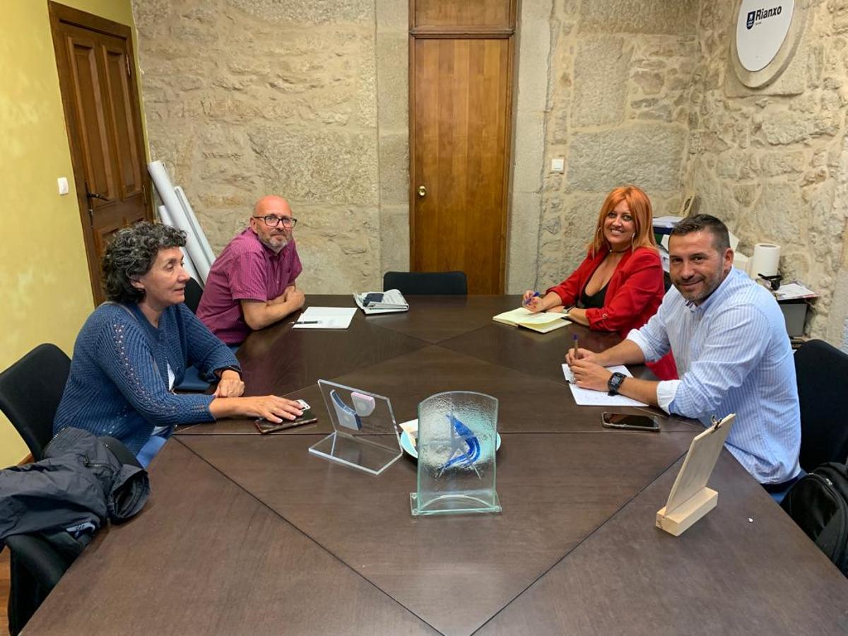 Representantes del Concello de Rianxo y de SEA, en un encuentro para hablar del polígono de Té.