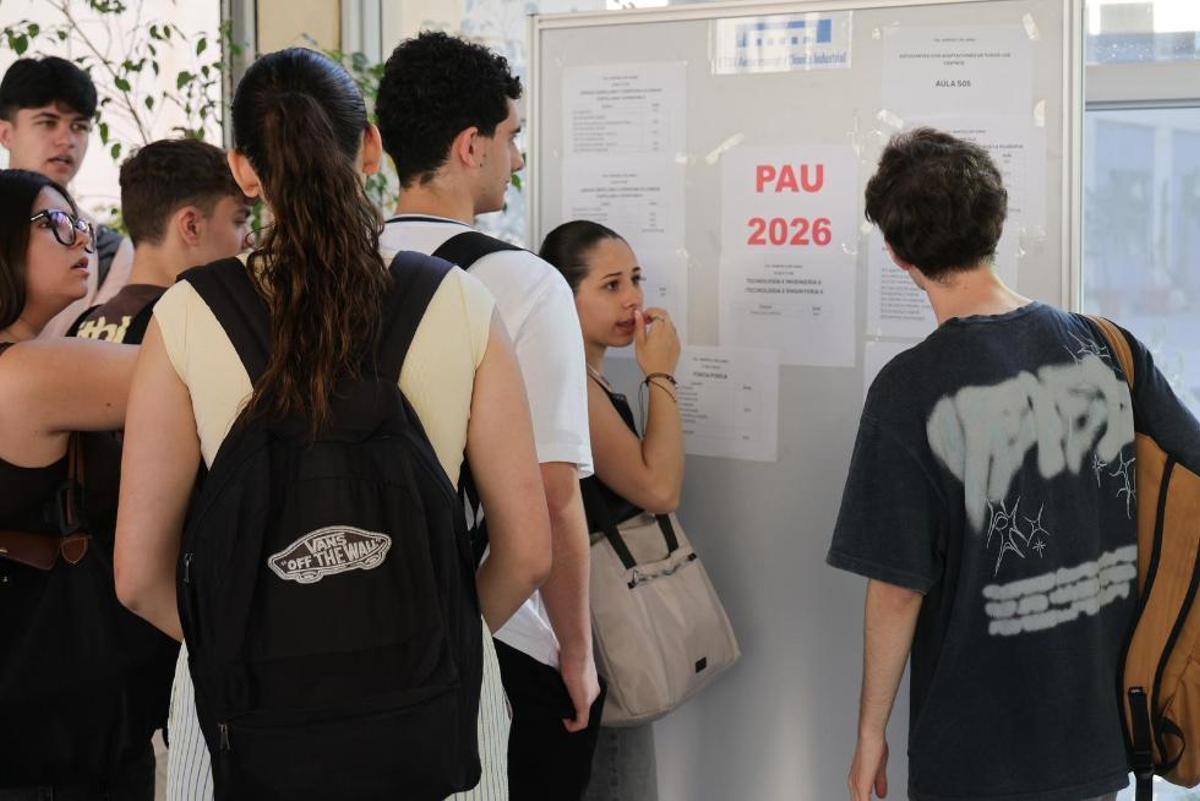 Alumnos que se examinan este martes de la PAU