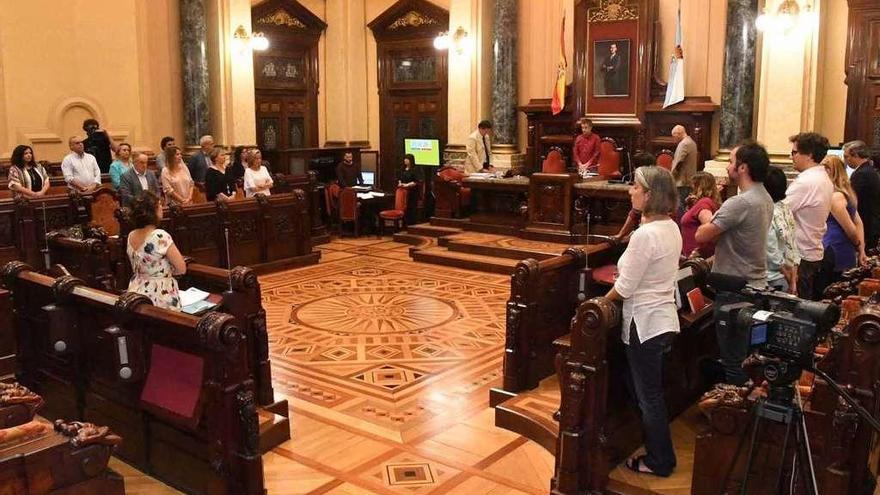 Los ediles, en los cuatro minutos de silencio por las cuatro víctimas de violencia machista en España en junio.