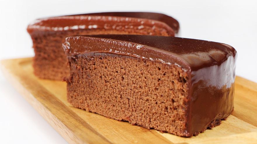 Pastel de chocolate en cinco minutos sin harina, saludable y bajo en calorías
