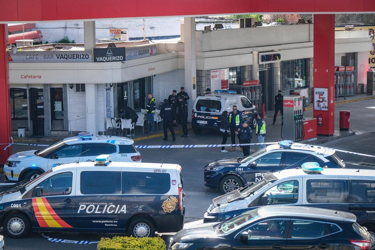 Agentes de la Policía Nacional en el exterior del bar Vaquerizo tras el asesinato, el 29 de febrero de 2023.
