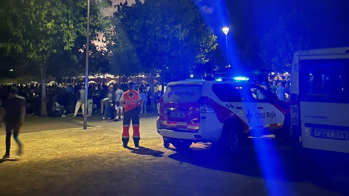 Uno de los voluntarios de Cruz Roja en el ferial de Badajoz la noche de San Juan.