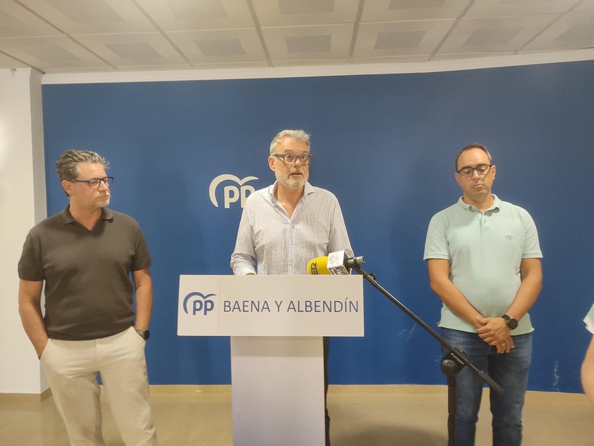 Otro momento de la comparecencia de Javier Vacas para anunciar su dimisión como presidente del PP de Baena y concejal en la localidad.
