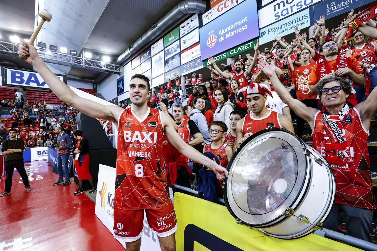 Reyes celebrant la victòria del Baxi contra el Hiopos Lleida al Congost