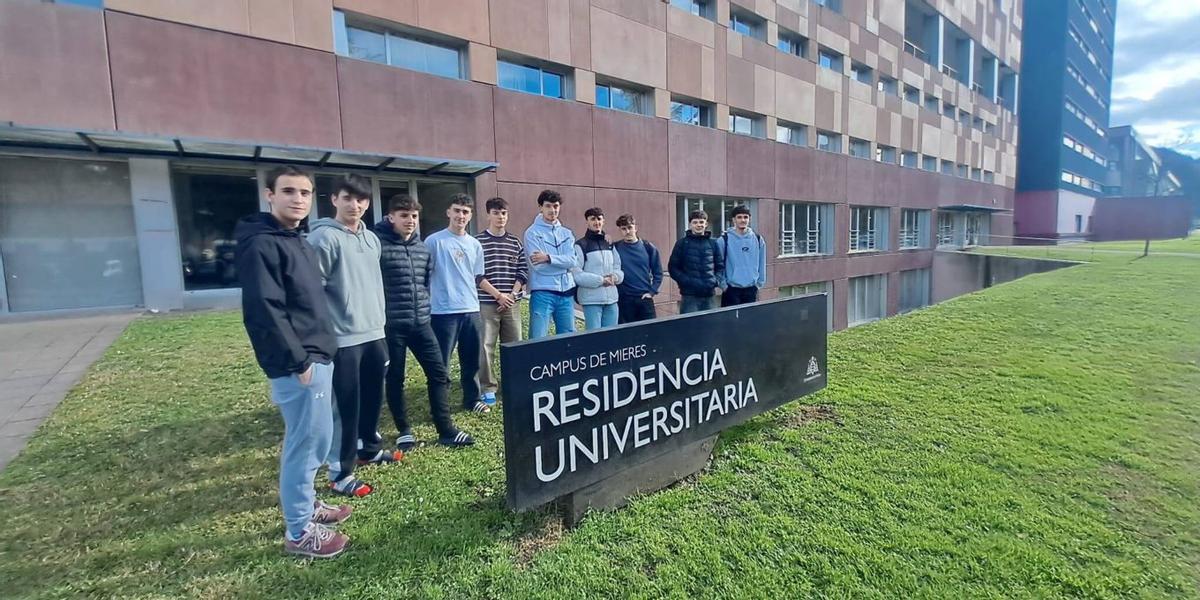 Varios de los jóvenes con plaza en la residencia de estudiantes.