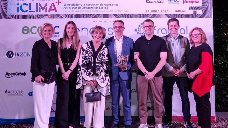 Representantes de Hunosa y de Uría, con el premio recibido. | LNE