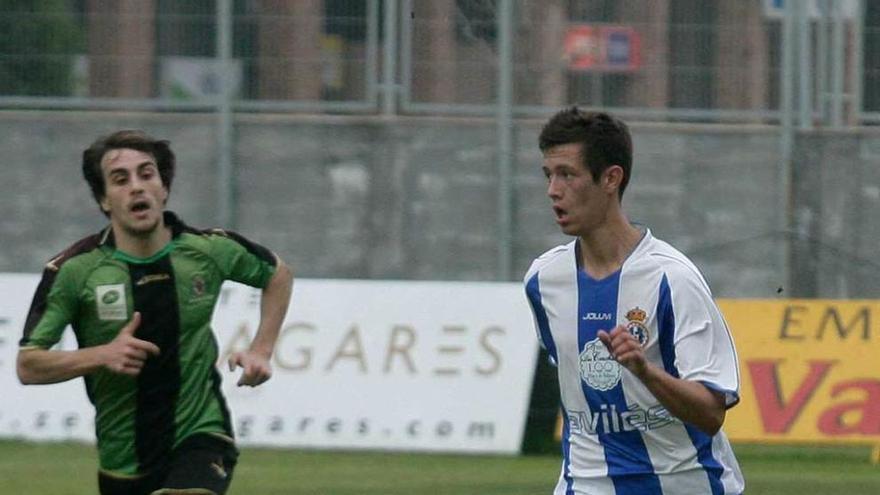 Juan Menéndez conduce el balón en un partido del Avilés.