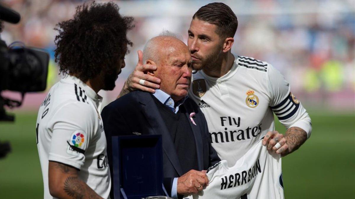 Sergio Ramos y Marcelo entregaron una camiseta con el dorsal 1 a Herrerín en su homenaje