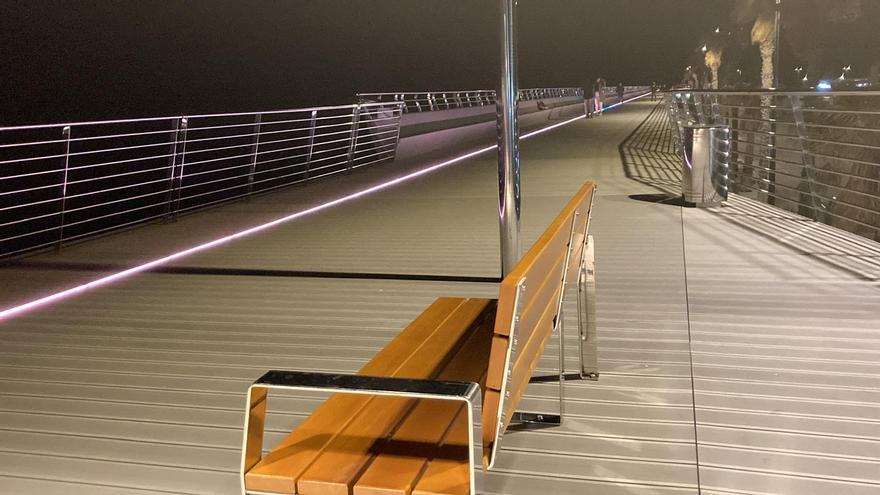 Así es el aspecto nocturno de la rehabilitación del paseo voladizo del Dique de Levante de Torrevieja, abierto parcialmente en uno de sus tramos