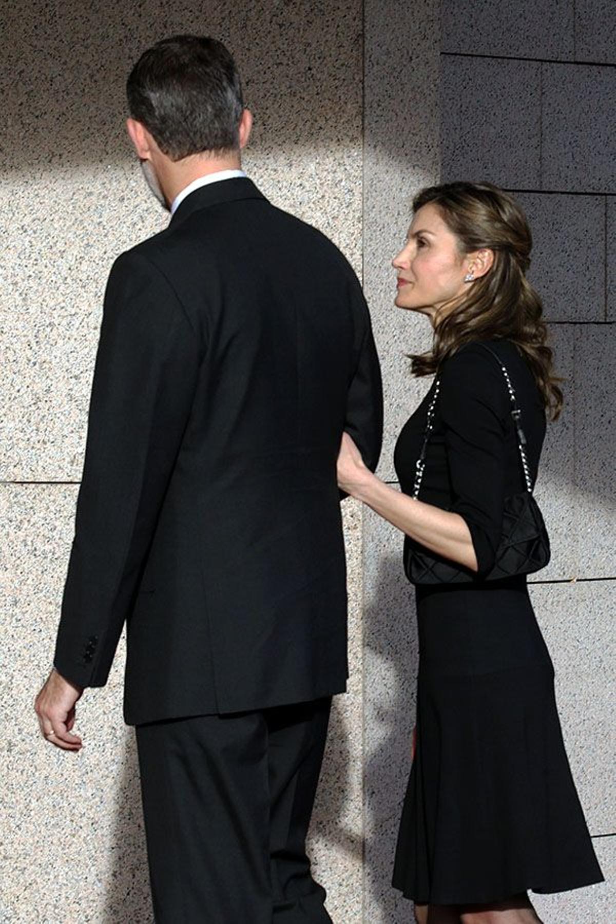 Letizia Ortiz y Felipe VI en la capilla ardiente de Alicia de Borbón-Parma