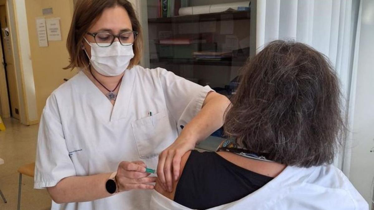 Una enfermera vacuna a una paciente conta el herpes zóster.