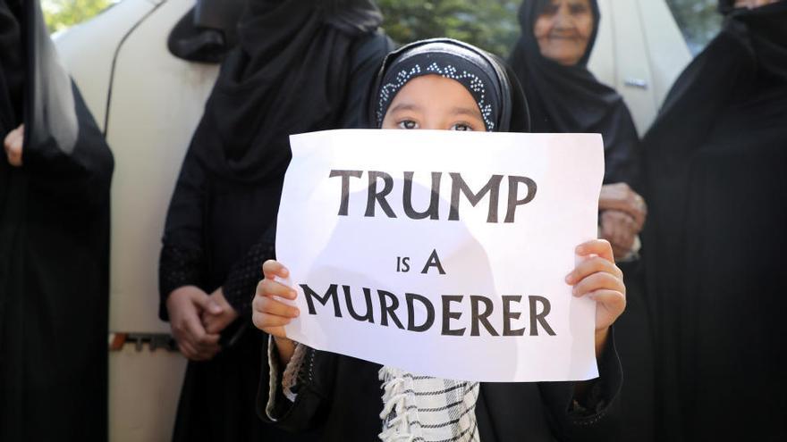 Una jove iraniana sosté un cartell amb el text &#039;Trump és un assassí&#039;
