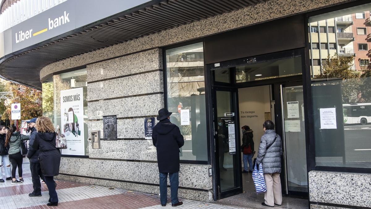 Oficina de Liberbank, entidad absorbida por Unicaja, en Cáceres, cerrada por la huelga del pasado viernes.