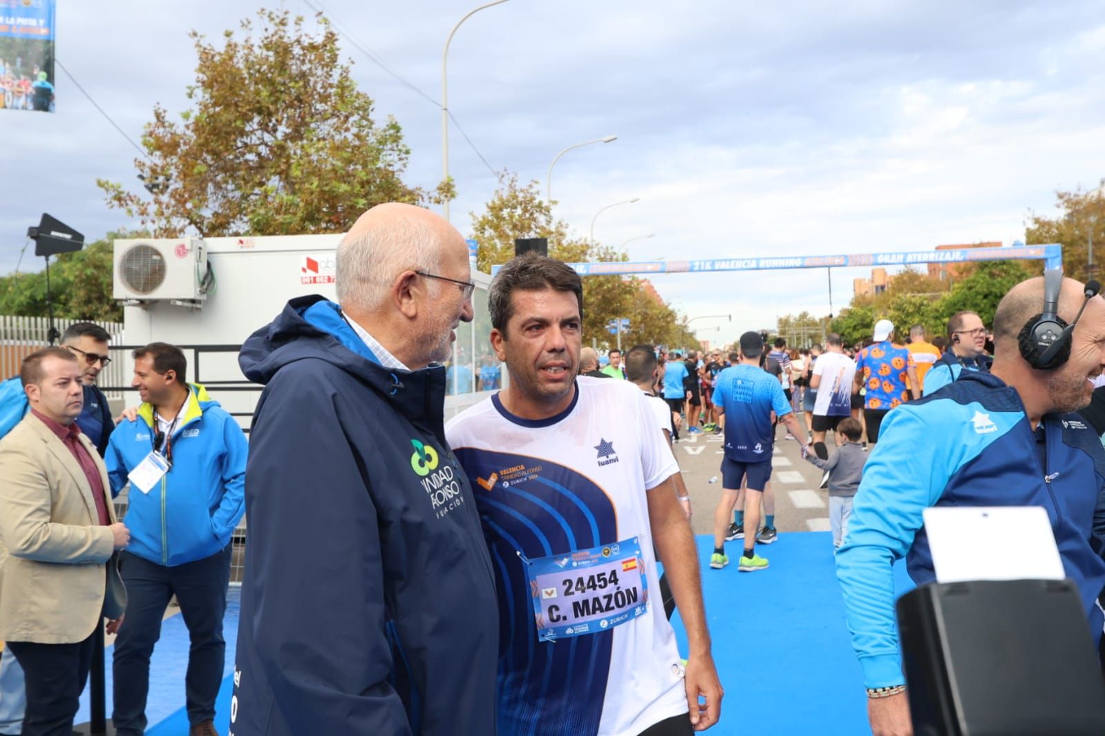 Carlos Mazón participa en la media maratón de València