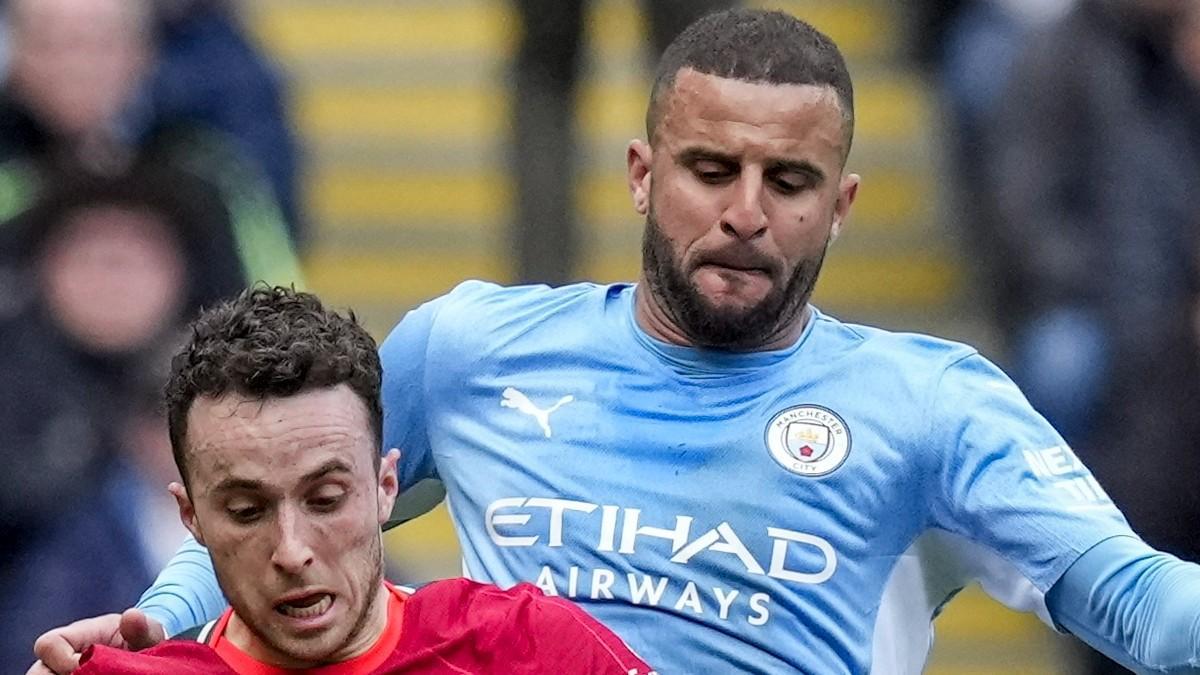 Kyle Walker midiéndose a Diogo Jota