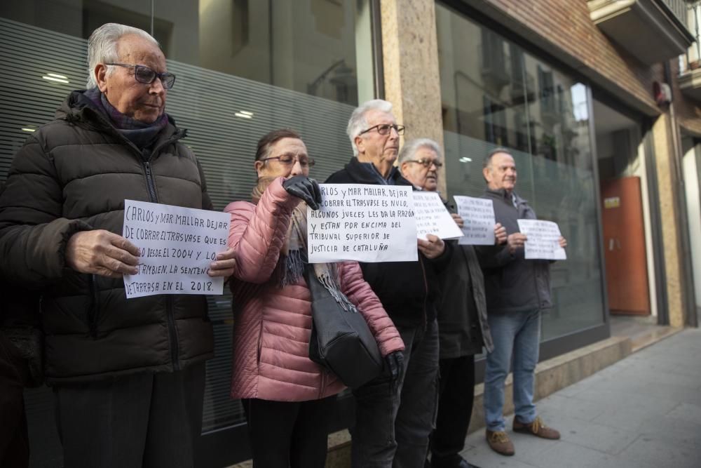 Un grup de veïns esperant l'empresari i l'alcalde de Vidreres, a la porta del jutjat.