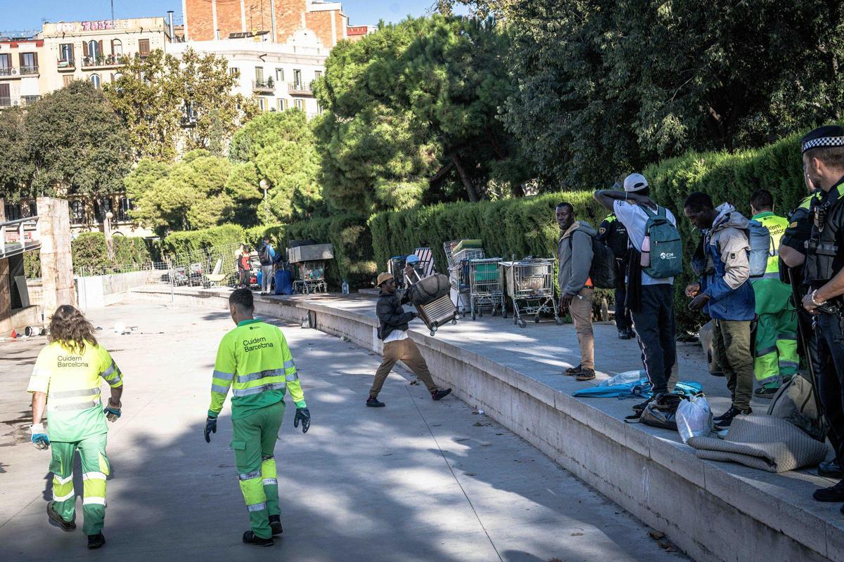 Barcelona desaloja a una treintena de personas sin hogar del parque Joan Miró