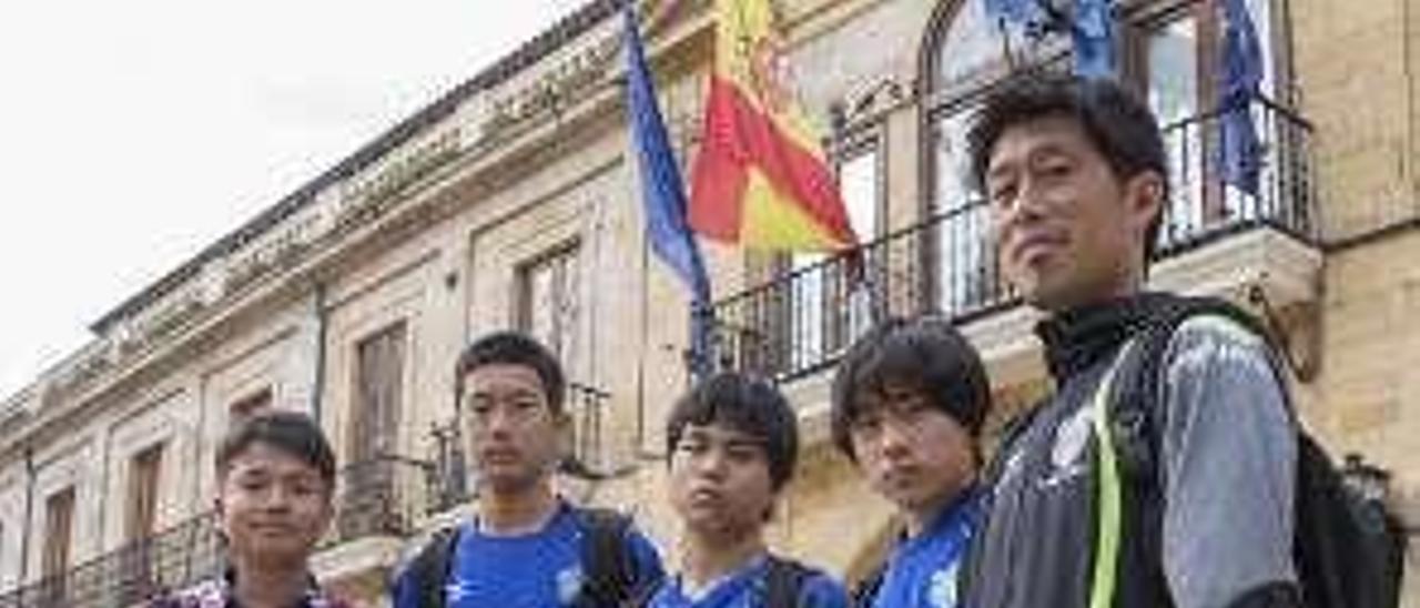 Integrantes del Shonan japonés, en la plaza del Ayuntamiento.