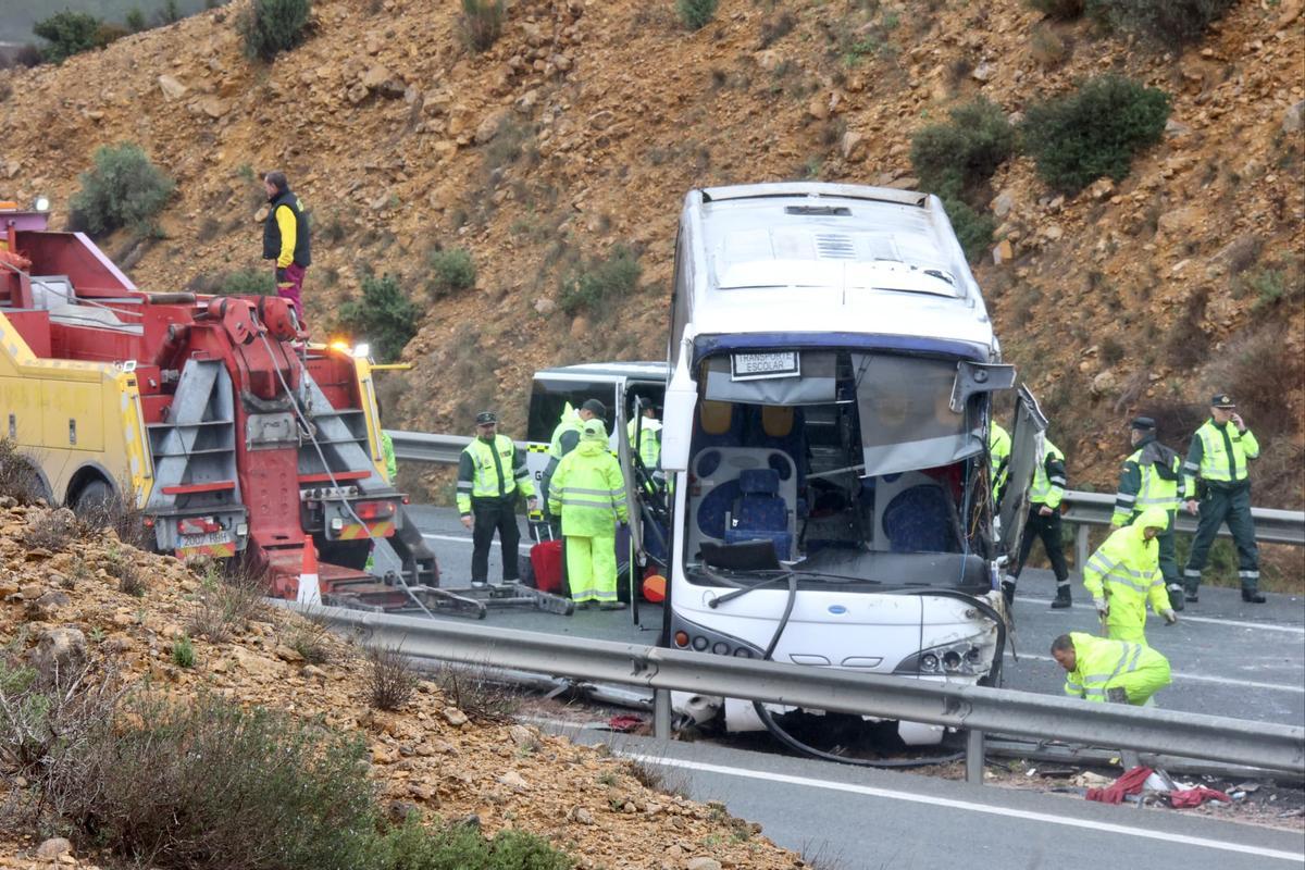 Estado en el que quedó el autobús tras el accidente en la A7