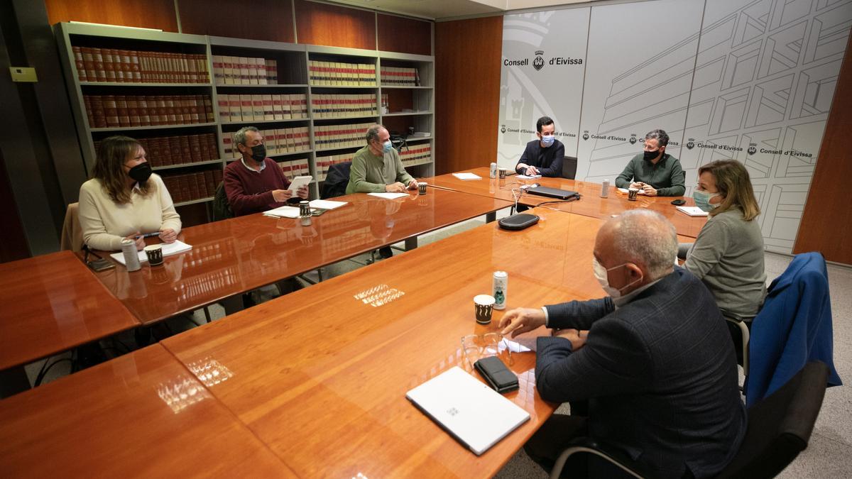Tania Marí, a la izquierda, se cruza la mirada con Antonia Picó, en la reunión del lunes del Consell con los ayuntamientos.