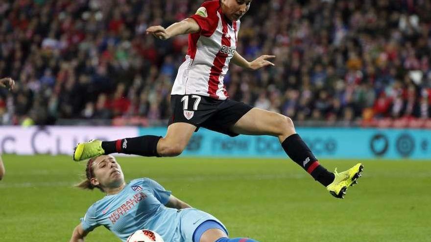 Lucía García intenta superar a Carmen Menayo, en el suelo, en un Athletic-Atlético de Madrid en San Mamés.