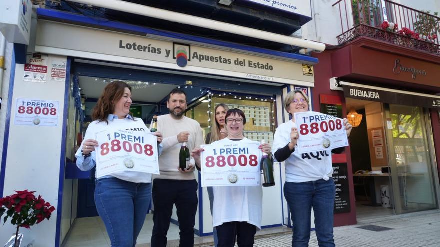 Vídeo: Fina, la lotera de la Administración N.º6 de Castelló, vende el Gordo de la Lotería de Navidad