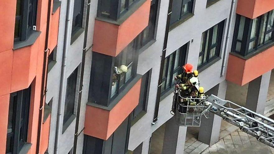 Los bomberos, durante las labores de extinción del incendio.