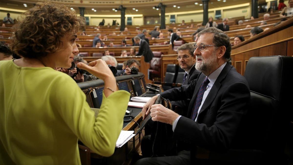 Dolors Montserrat y Mariano Rajoy al inicio de la sesión de control al Gobierno.