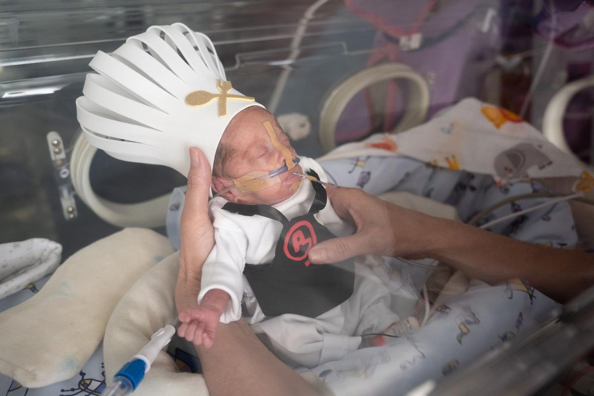 Los bebés ingresados en la UCI neonatal del Clínic se convierten en pequeños cocineros por Carnaval