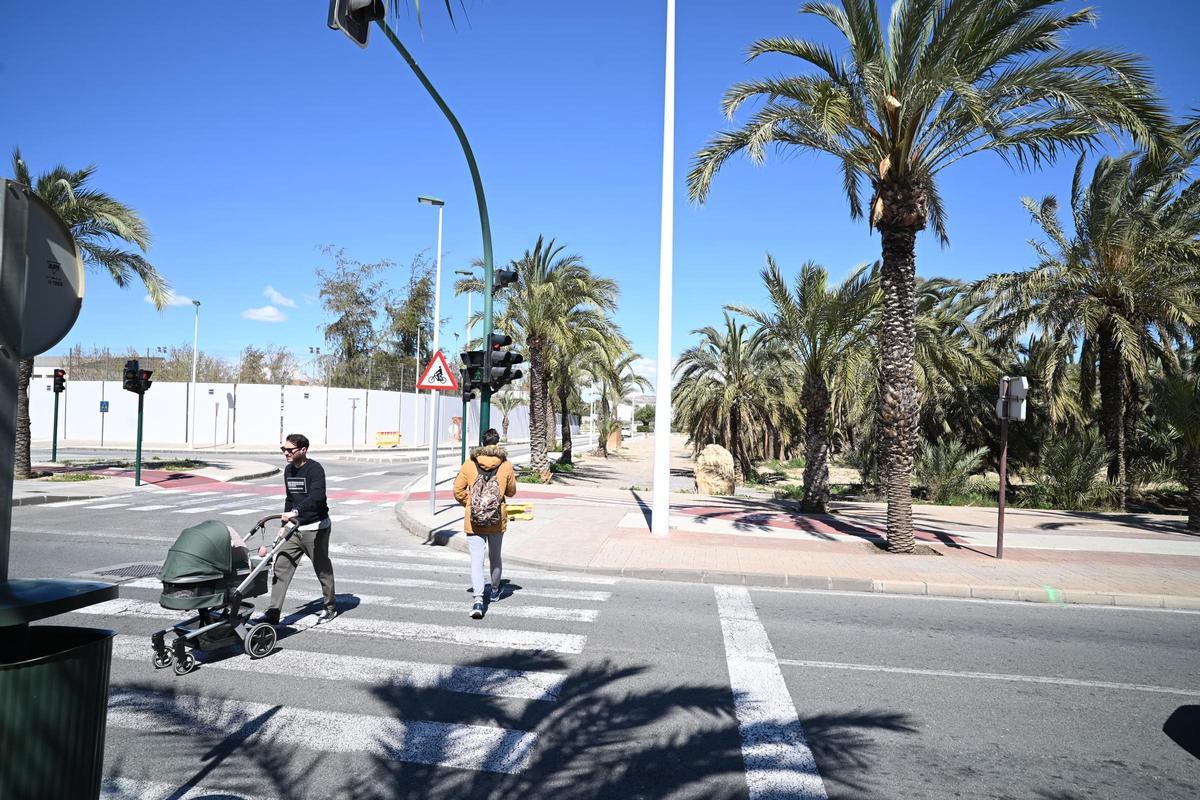 Acceso a la UMH de Elche donde se instalará el aparcamiento