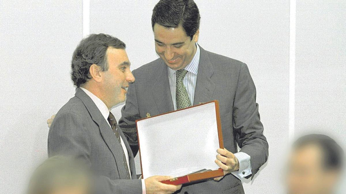 Eduardo Zaplana entrega la placa de oro al turismo a Joaquín Barceló, su presunto testaferro, en 1998.