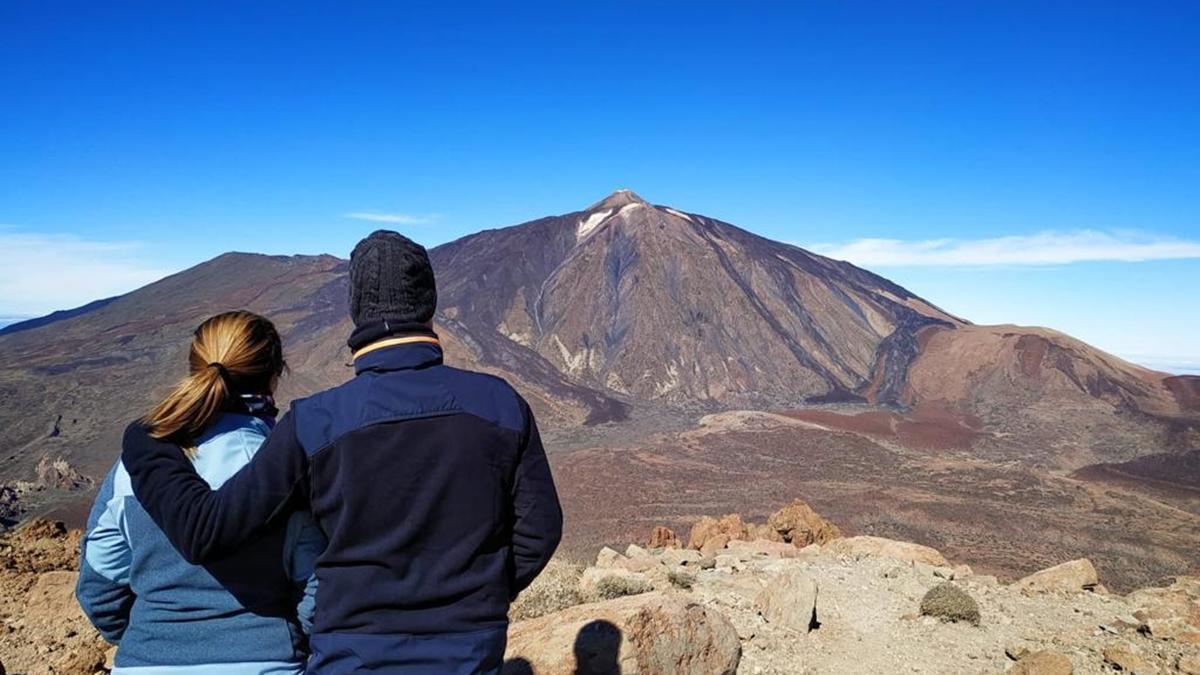 Una pareja observa el Teide.