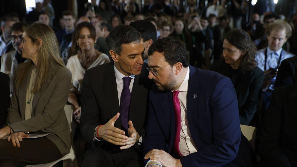 Pedro Sánchez y Adrián Barbón dialogan durante un acto celebrado en Infiesto.