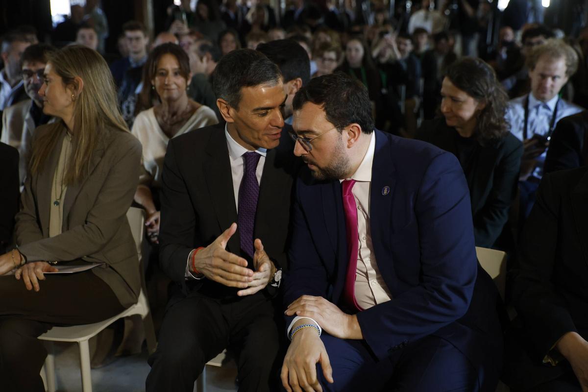 Pedro Sánchez y Adrián Barbón dialogan durante el acto celebrado en Infiesto.