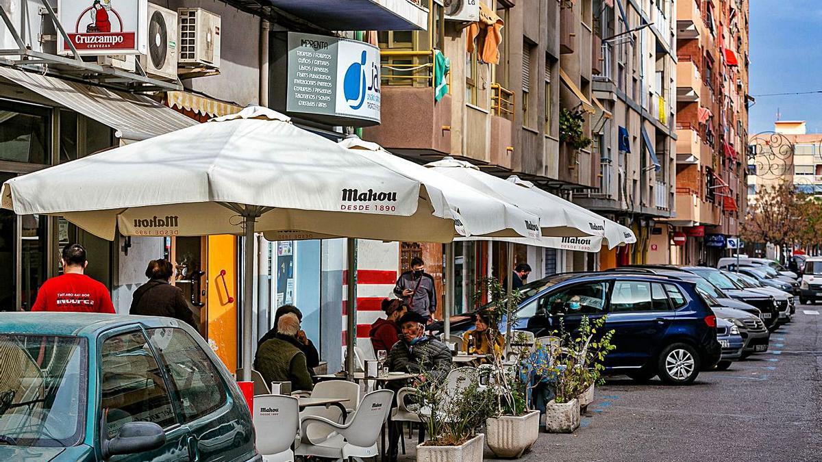 Algunas terrazas en la calzada delimitan ahora su espacio y mesas con maceteros.