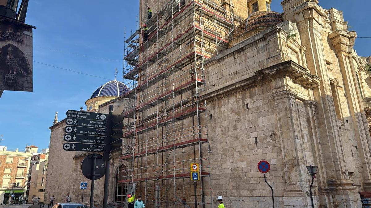 Los andamios cubren la torre del templo
